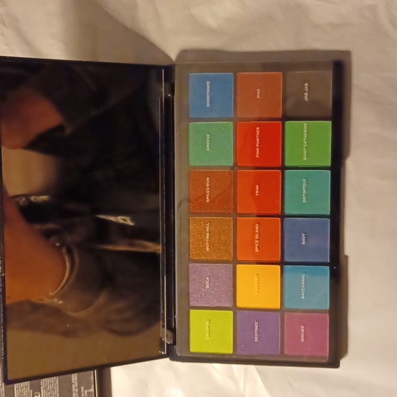 NIB. Revolution Eyeshadow Palette 🎨 Tammi X Revolution. - Picture 4 of 7